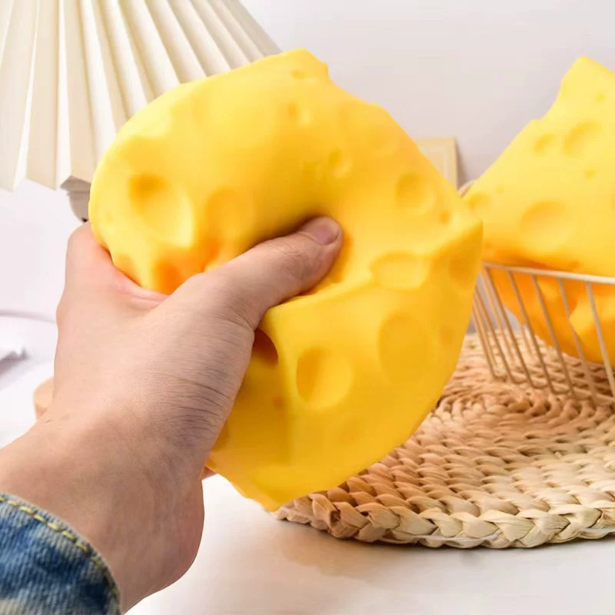 Cheese Stress Ball Squishy Toy - Office Furniture Table 评论和价格